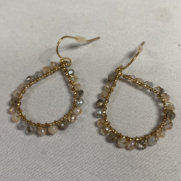 Dainty and feminine sparkly wire and faceted bead earrings - Picture 4 of 4